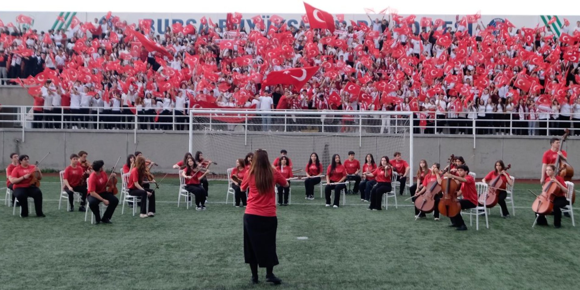 A MİLLÎ TAKIMIN YENİ MARŞI BURSA’DAN ÇIKTI
